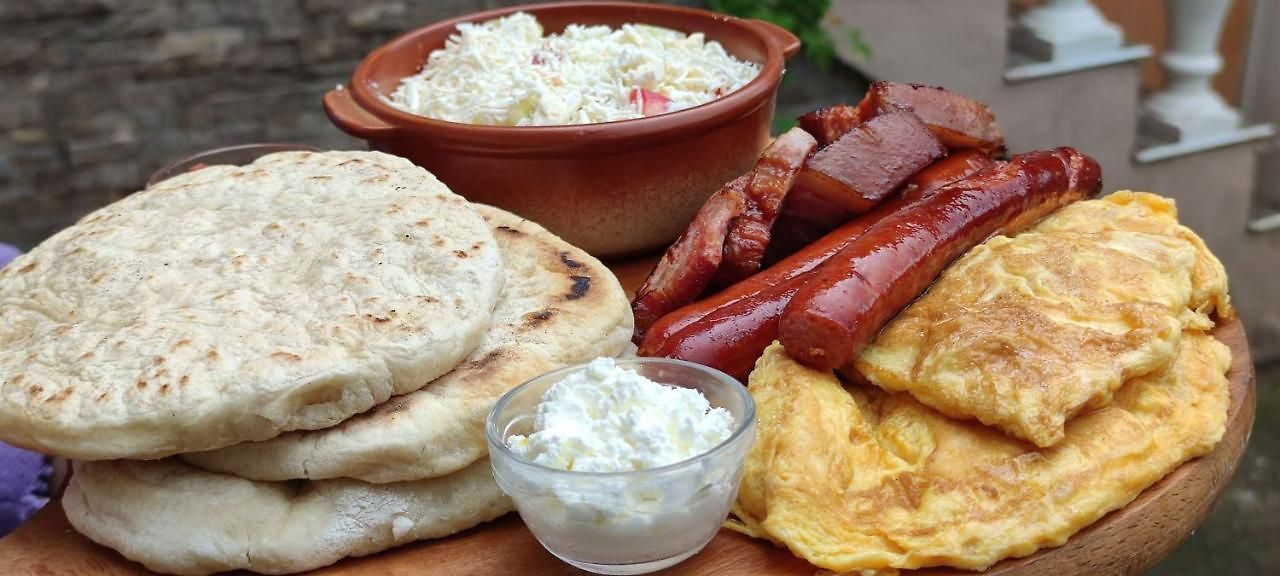 Frisch zubereitetes Frühstück – ideal für einen energiereichen Start in den Enduro-Tag.