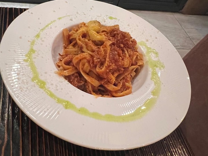 Enduro-Teilnehmer genießen ein köstliches Abendessen nach der Tour.