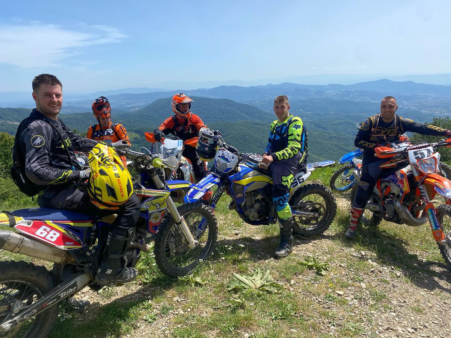 Motorradfahrer genießen das Enduro-Abenteuer mit Schutzausrüstung.
